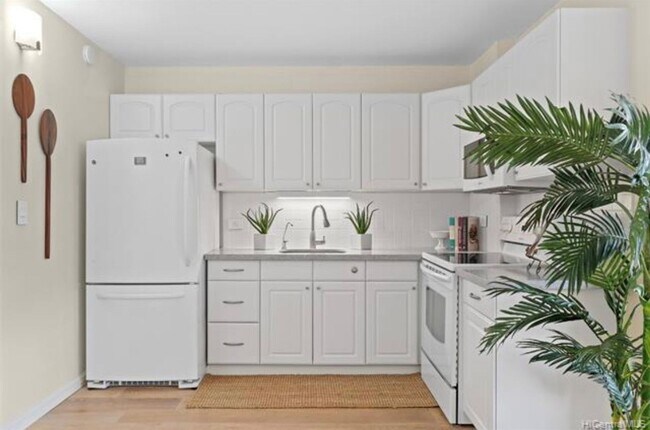 Building Photo - Makiki - Spacious one bedroom, one bath at...