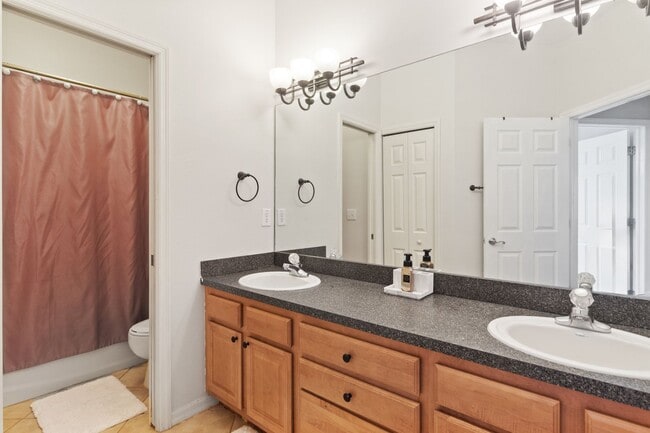 Building Photo - West Meadows 3 Bedroom Townhome Awaits!