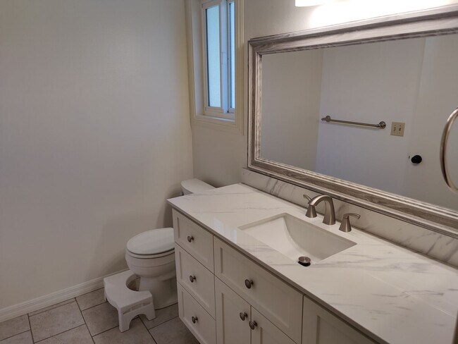 Building Photo - Lovely Thousand Oaks Rental with Expansive Yard and Mountain Views