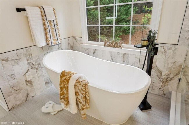 Building Photo - 230 Bluff Oak Dr