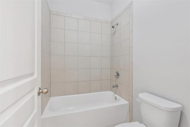 Building Photo - 204 Cardinal ln