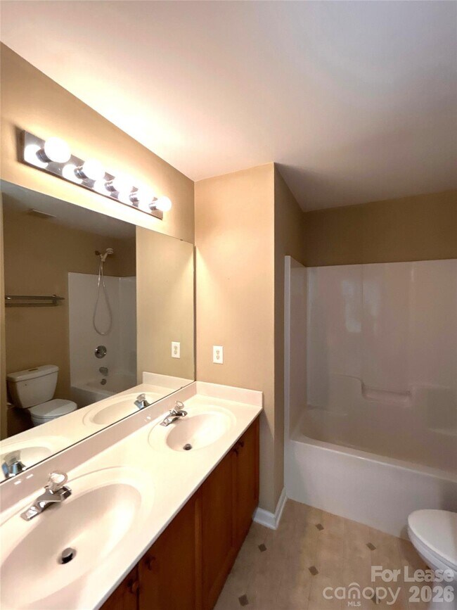 Building Photo - 2140 Pineapple Ct