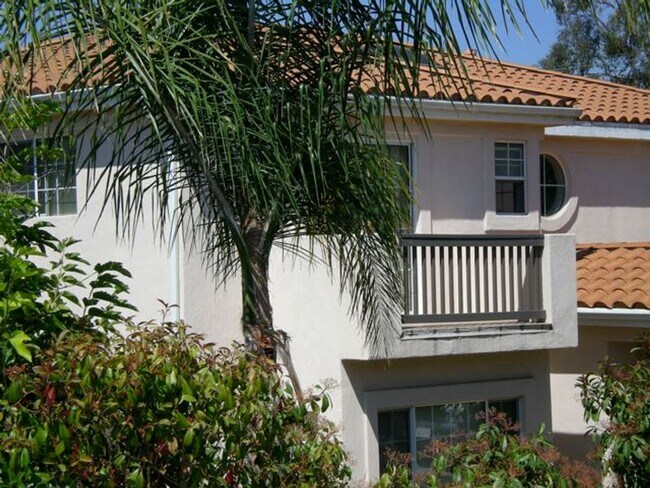 Building Photo - 4527 Hollister Ave