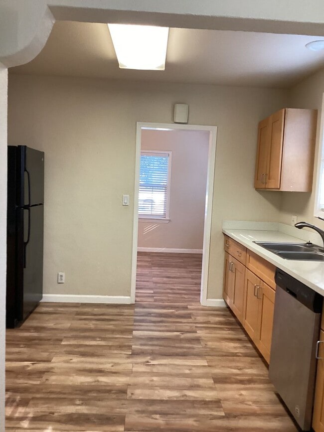 Building Photo - 2-Bed, 2-Bath Cottage PENDING