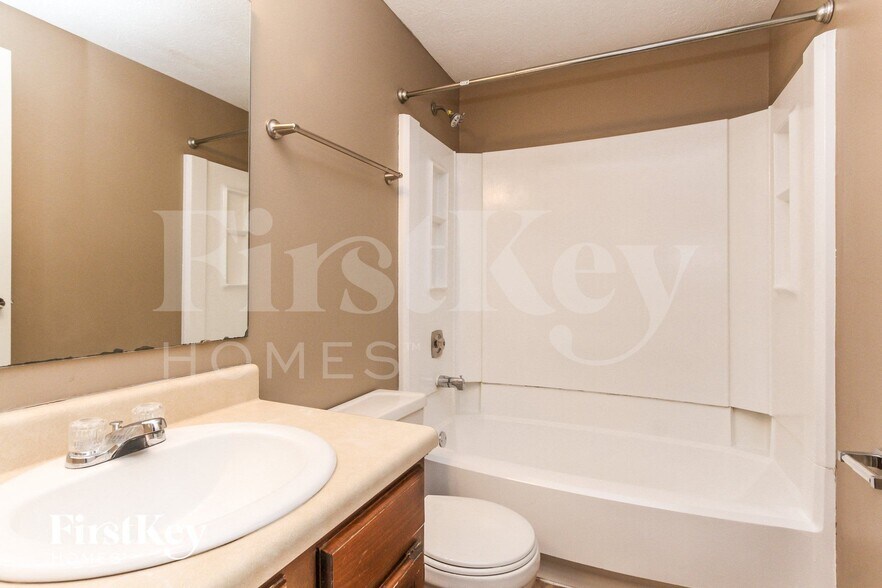 Building Photo - 3735 Valley Lake Dr