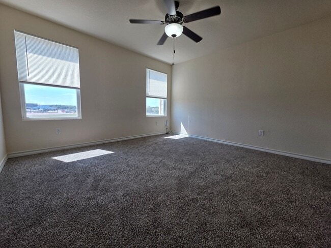 Building Photo - Town home for rent