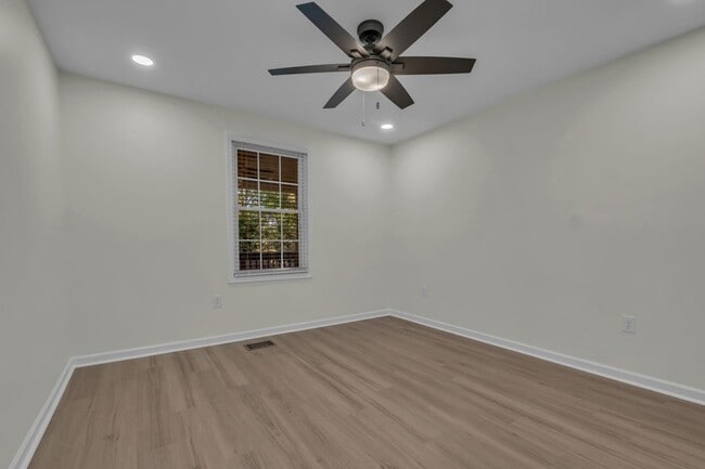 Building Photo - 129 Vintage Cir