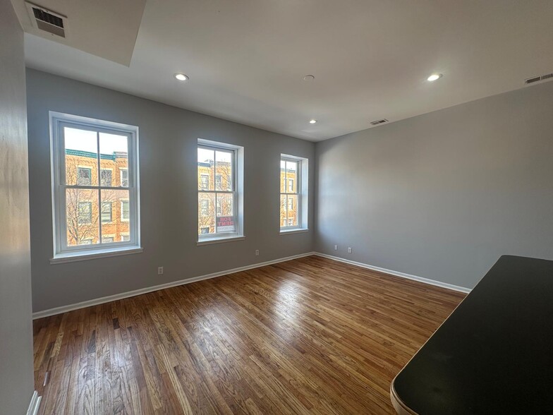 High ceilings and large windows in the living room - 1426 Madison Ave