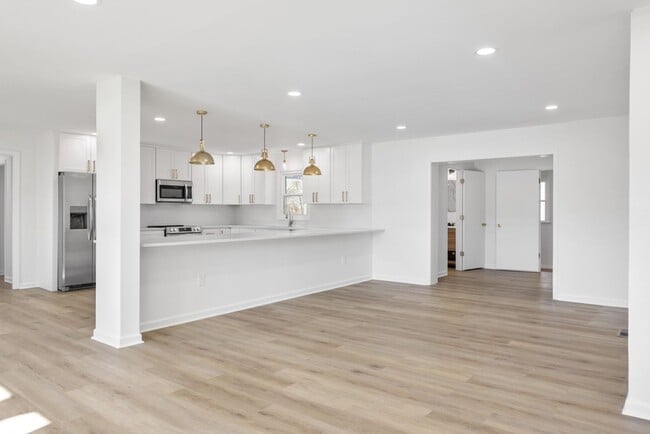 Building Photo - Renovated 4 Bed, 4 Bath Single Level Home, No HOA