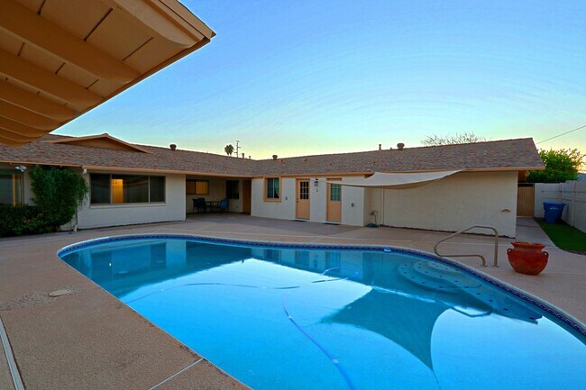 Building Photo - 6203 N 12th Pl