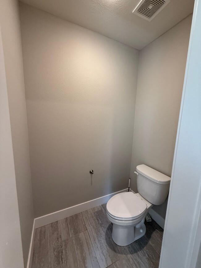 Building Photo - ****MOVE-IN SPECIAL**** Gorgeous 4Bedroom ...