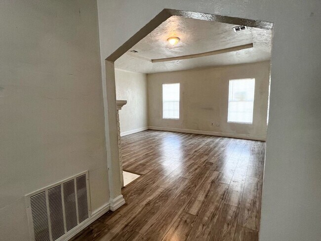 Building Photo - Huge 2 bed 1 bath