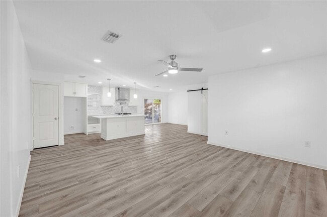 Building Photo - 6014 Belarbor St