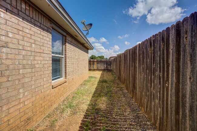 Building Photo - 3/2/2 plus a large basement on a Cul-de-Sac!