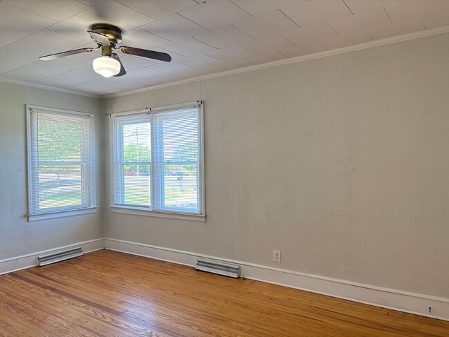 Building Photo - 2 Bedroom, 1 Bathroom House in High Point!