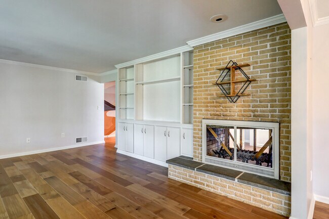 Building Photo - 1827 Larchmont Ln