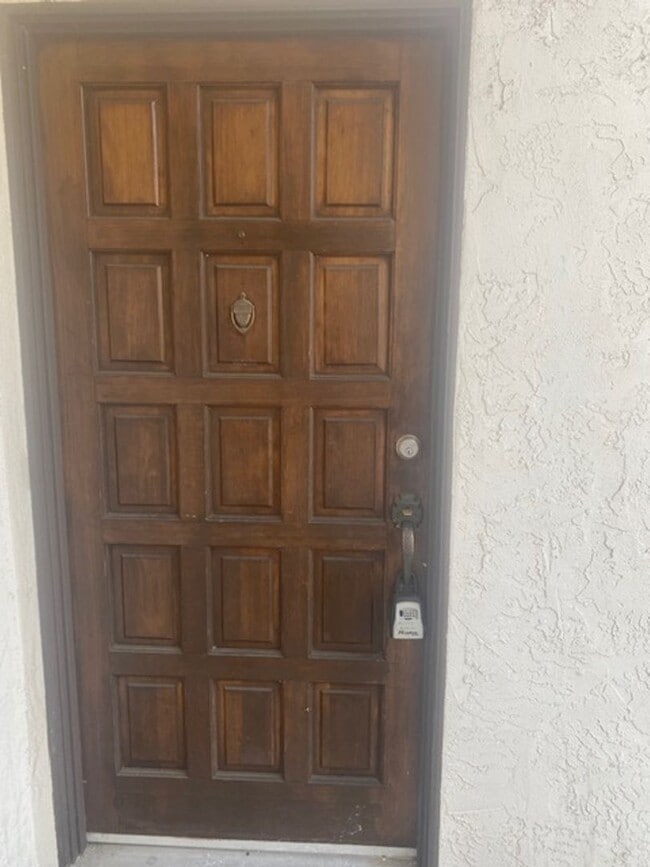 Building Photo - LOCATION, LOCATION 2 Bedroom 2 Bathroom Condo