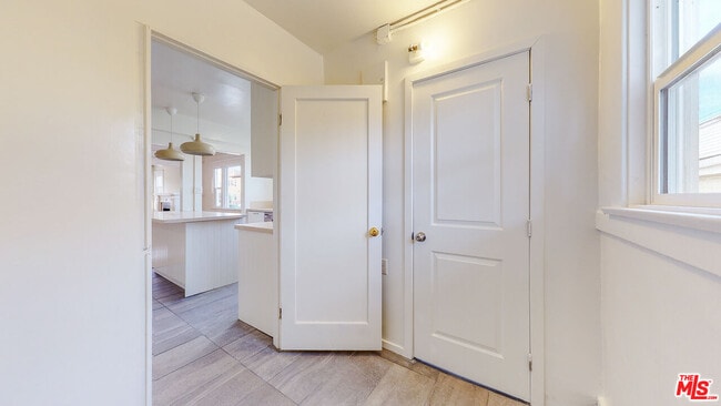 Building Photo - 1436 S Norton Ave