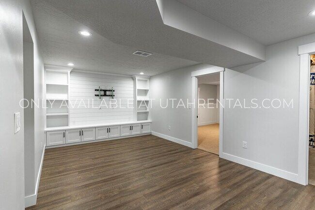 Building Photo - 4143 N Fairfield Dr