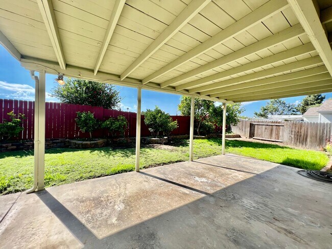 Building Photo - Newly remodeled 4B/2BA house w/ large back...