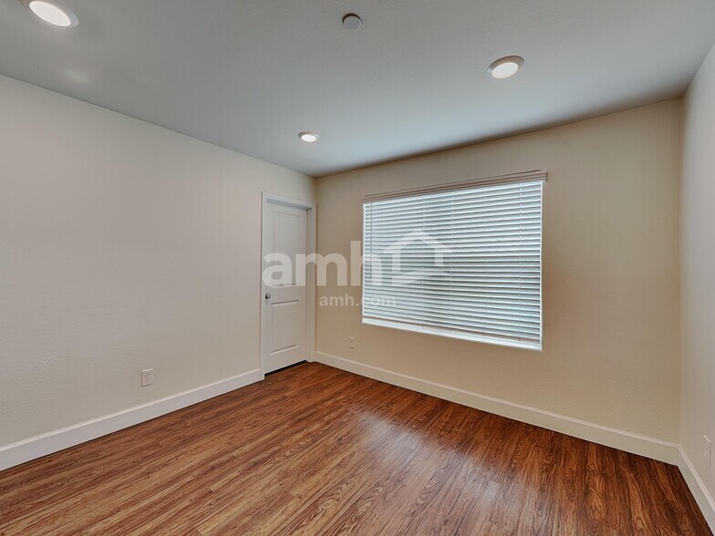 Building Photo - 12526 N 60th Ave