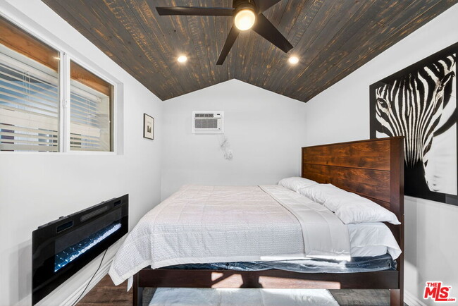 Building Photo - 1200 Tamarind Ave