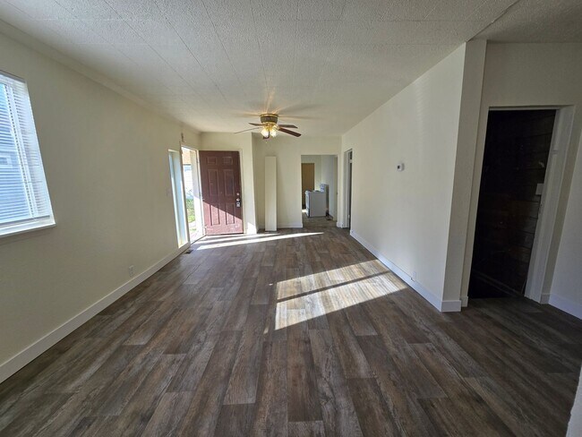 Building Photo - Northside Spokane! Available Now! Move In Special!!