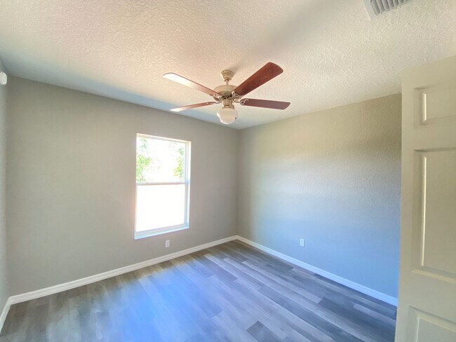 Building Photo - Desirable SW Ocala Neighborhood 3/2/2 **WON"T LAST**