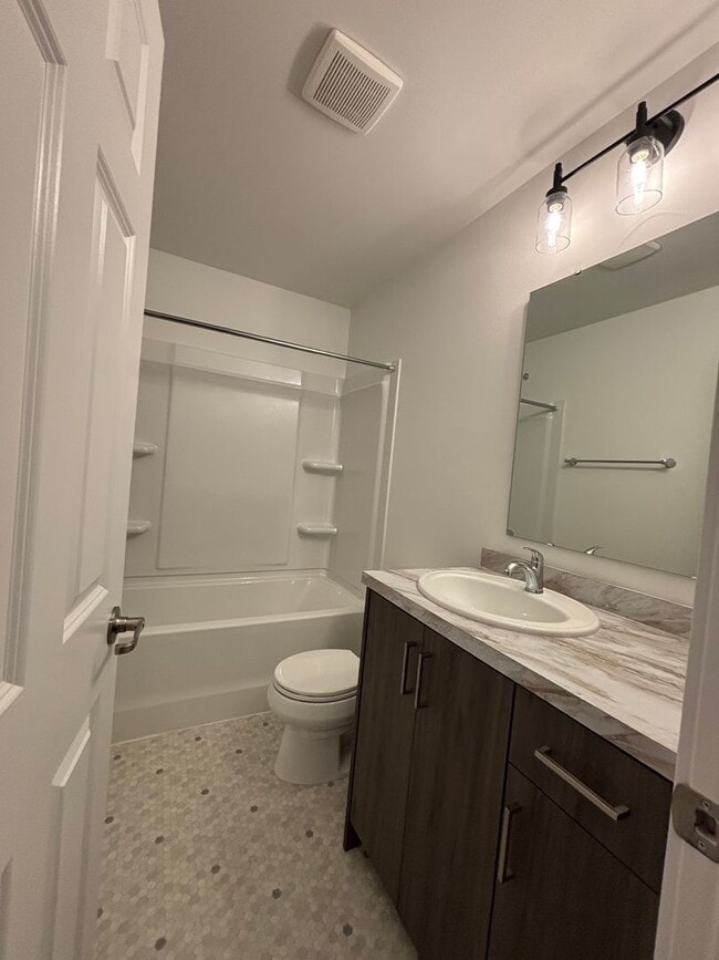 Building Photo - 3 Bed 3 Bath Town Home