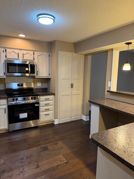 Building Photo - 698 Trailcrest Ct