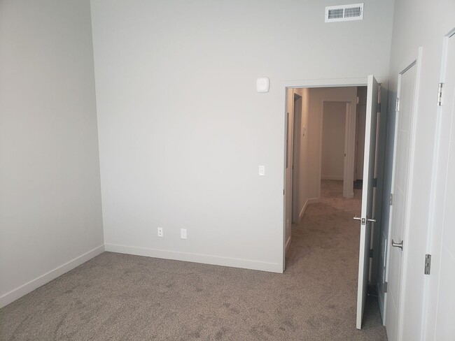 Building Photo - 2 Bed 1 Bath in Springville!!