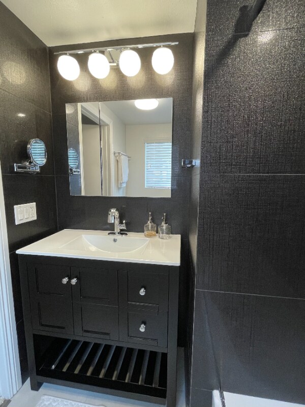 Building Photo - 4676 Don Lorenzo Dr
