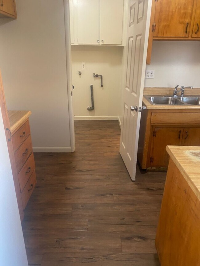 Building Photo - 808 E Kaweah Ave