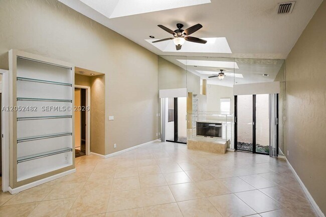Building Photo - 7045 Golf Pointe Cir