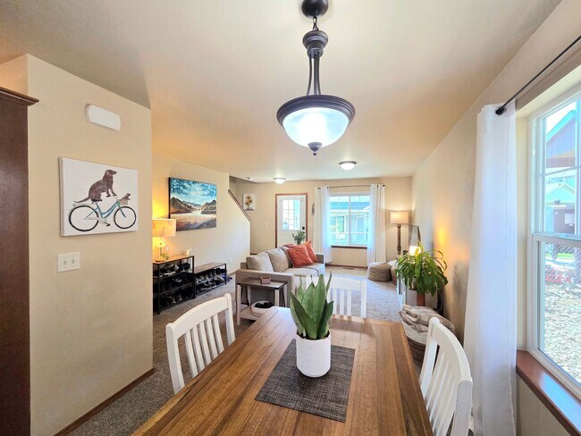 Building Photo - Two Bedroom Townhome in The Cottages at Saddlerock Neighborhood!