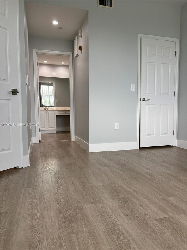 Building Photo - 2100 Greenview Shores Blvd