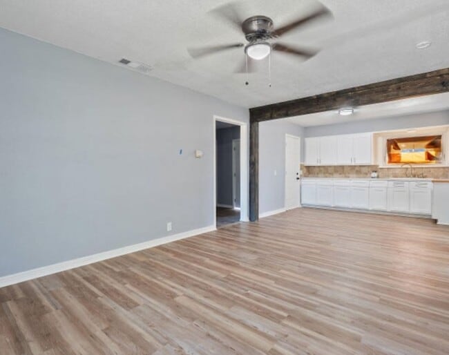 Building Photo - Great rental now available near west loop 289