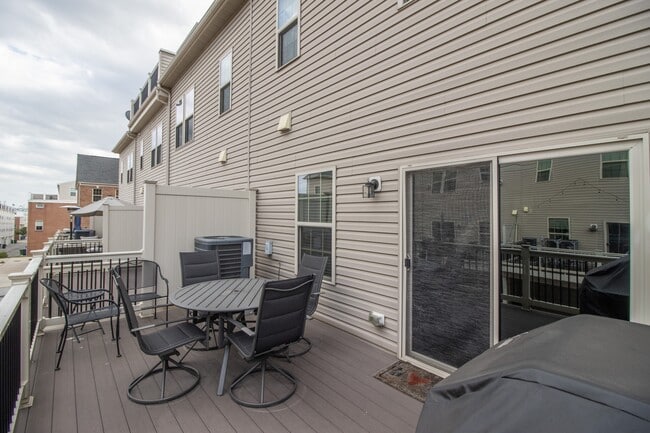Building Photo - 4658 Hudson St