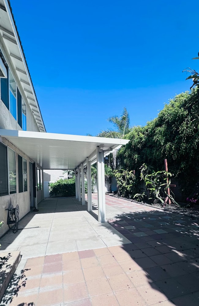 Building Photo - Spacious 4-Bedroom Home With 3-Car Garage ...