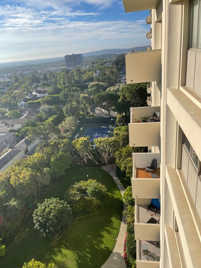 Building Photo - 2170 Century Park E