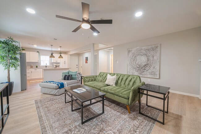 Living Room - 2908 Baer St