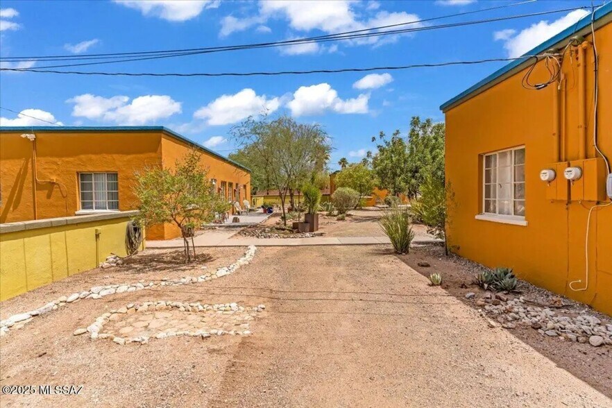 Building Photo - 720 N Palo Verde Blvd