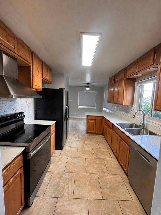 Building Photo - 1205 Valencia Dr NE