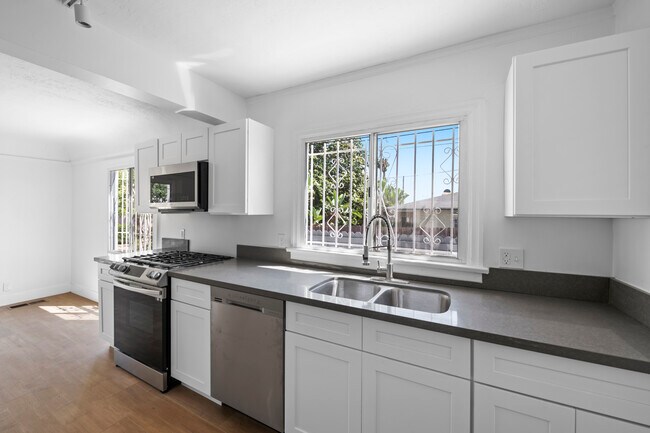 Building Photo - 1905 S Orange Dr