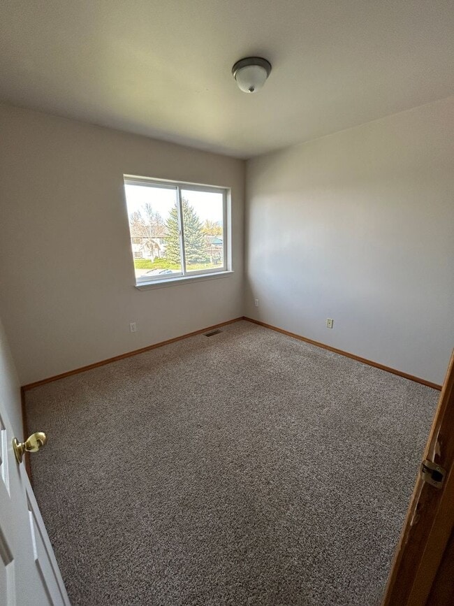 Building Photo - Three bedroom townhome with fenced backyard