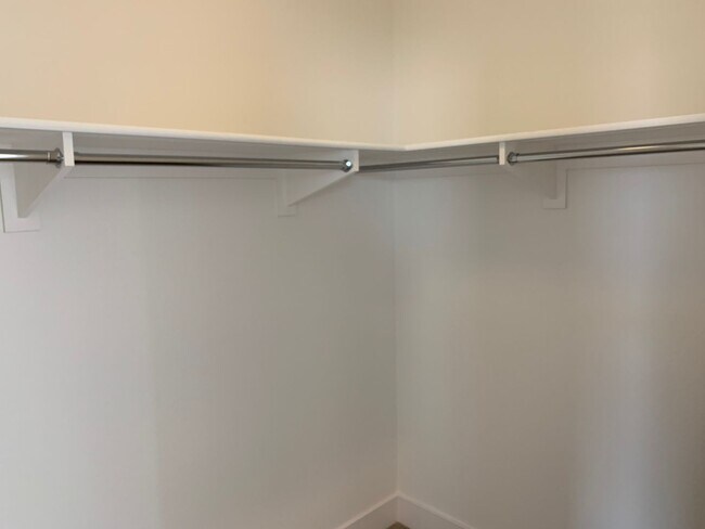 Building Photo - Large Executive home with tons of upgrades.