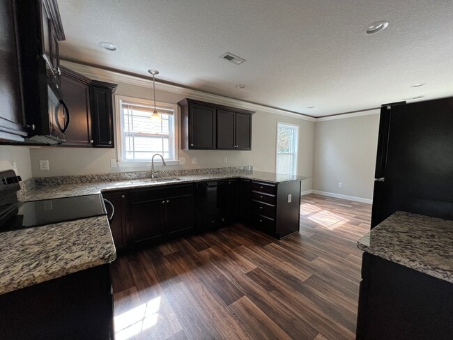 Building Photo - Spacious 3/2 Move In Ready Now!