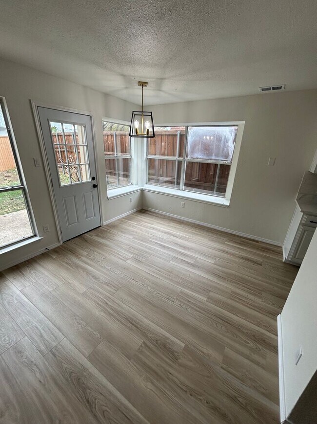 Building Photo - 1131 Holly Dr