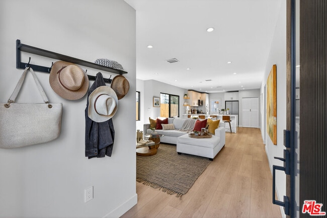 Building Photo - 2931 S Bronson Ave