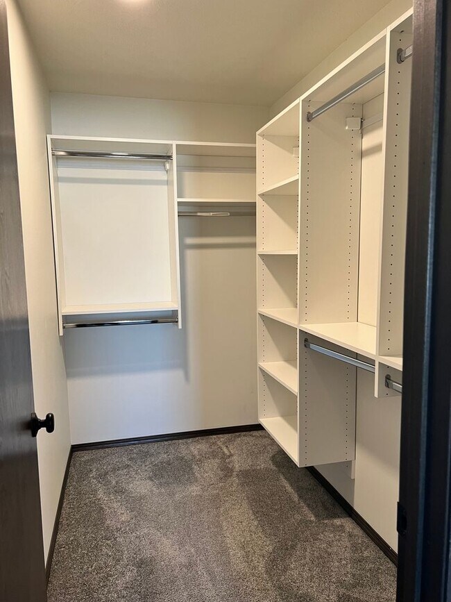 Building Photo - Leubecher Townhome